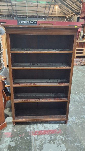 Lot 534 - BOOKSHELF