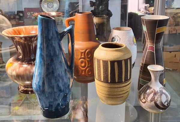 Lot 1532 - STUDIO POTTERY