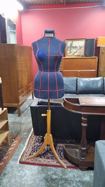 Lot 99 - DRESSMAKERS MANNEQUIN