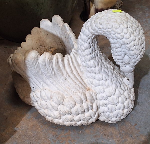 Lot 482 - SWAN PLANTER