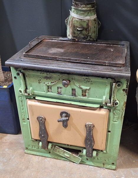 Lot 476 - VINTAGE STOVE