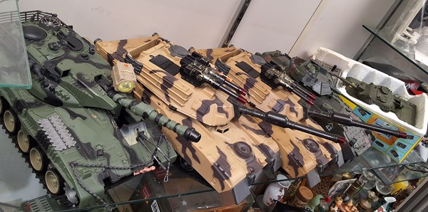 Lot 1452 - TOY TANKS