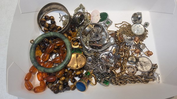 Lot 1130 - COSTUME JEWELLERY