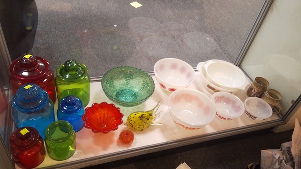 Lot 1208 - GLASSWARE