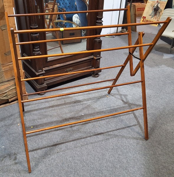 Lot 316 - CLOTHES AIRER