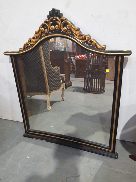 Lot 32 - WALL MIRROR