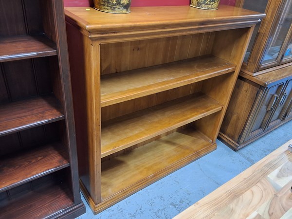 Lot 41 - BOOKSHELF