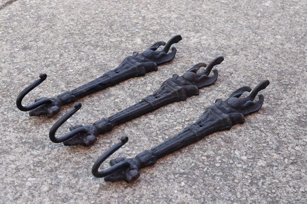 Lot 323 - COAT HOOKS