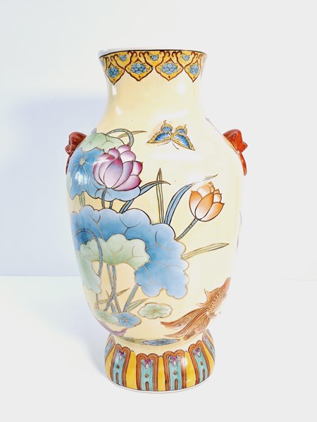 Lot 1157 - VASE